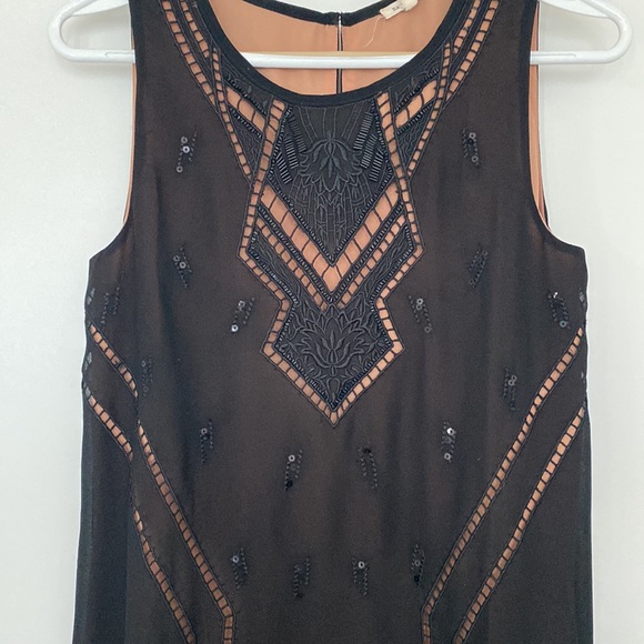 Cute black dress A-line a little. Very flattering at the bottom - Picture 2 of 3